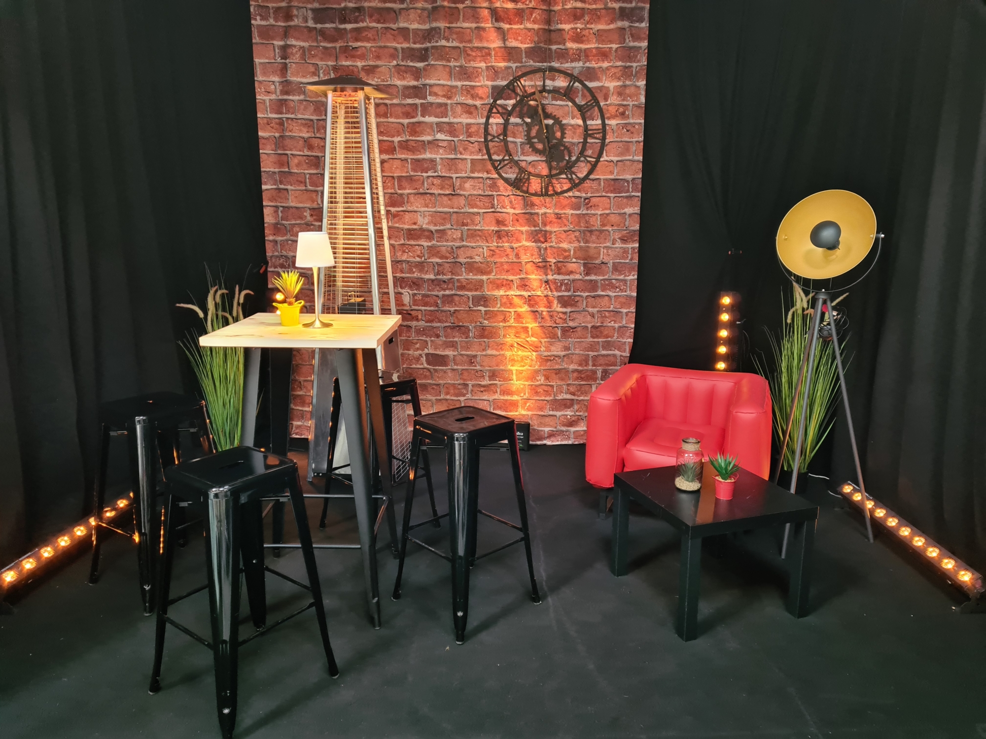 Décor d'ambiance industrielle : mur de brique, mobilier lounge et éclairage chaud