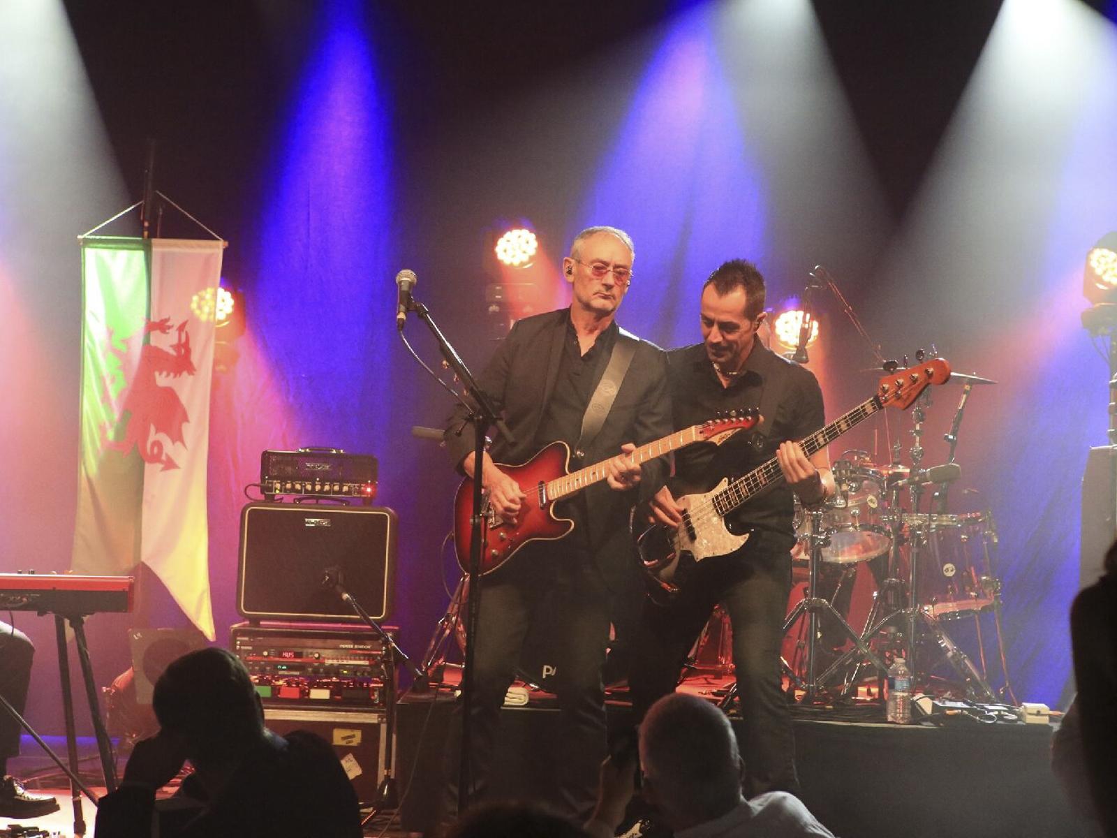 Groupe en concert sur scène lors d'un dîner concert d'entreprise