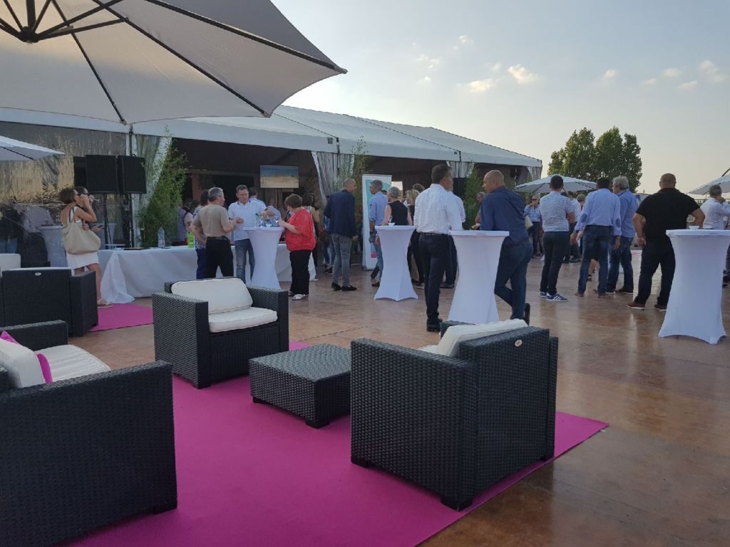 Espace lounge sous chapiteau avec mobilier de réception et tapis