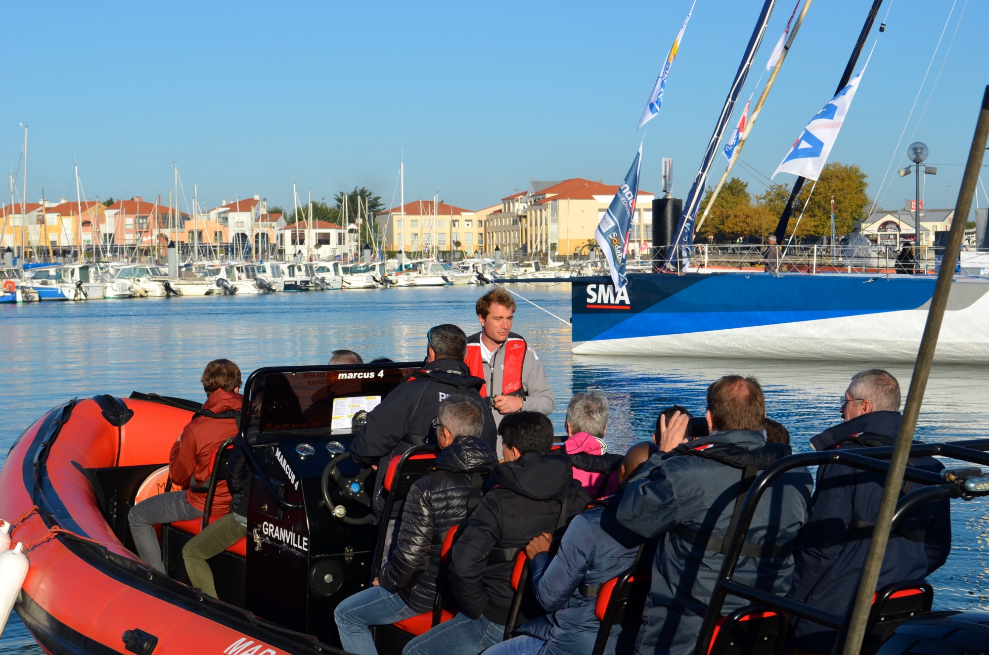 Participants en gilets de sauvetage à bord d'un semi-rigide, activité nautique de cohésion