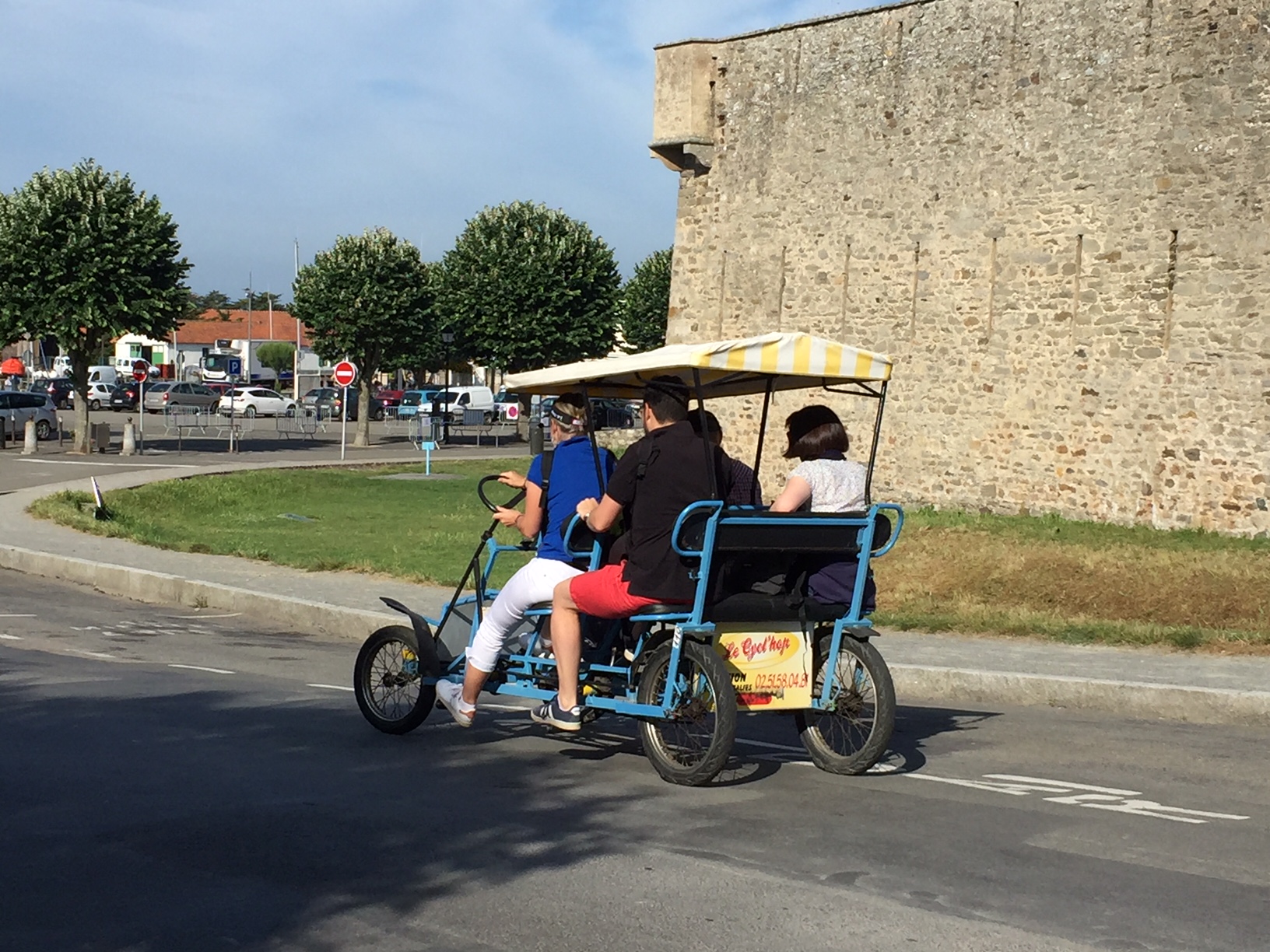 Participants en rosalie devant un monument, lors d'un rallye urbain